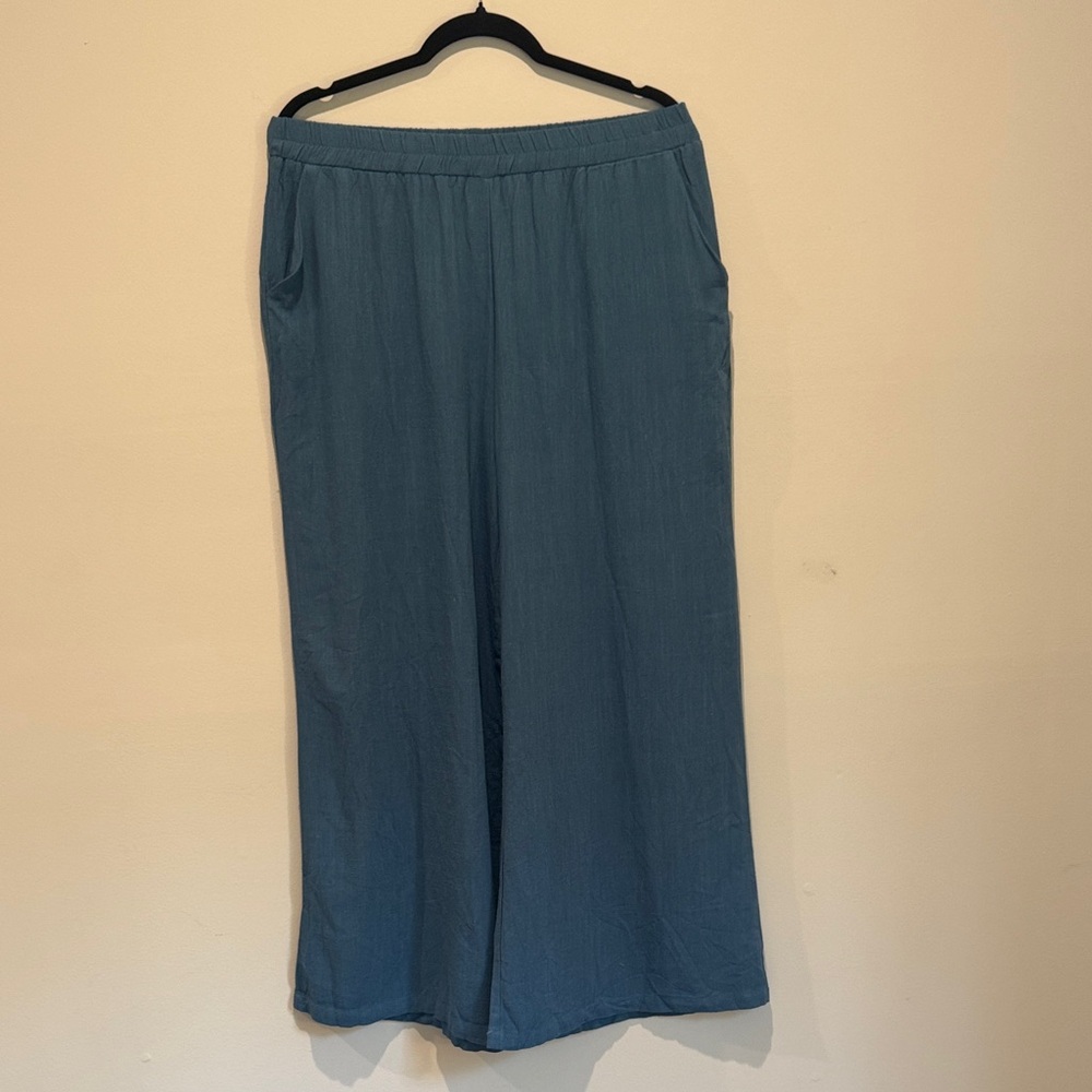 Matching Linen Set - Picture 3 of 5